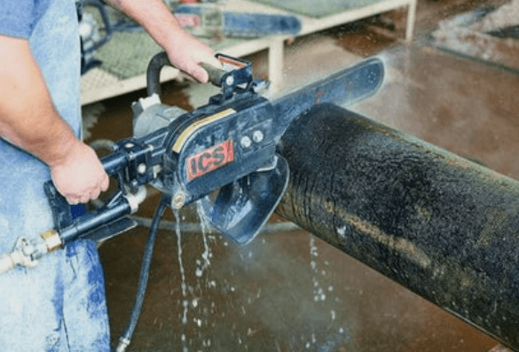 Diamond chainsaw cutting reinforced concrete with water cooling